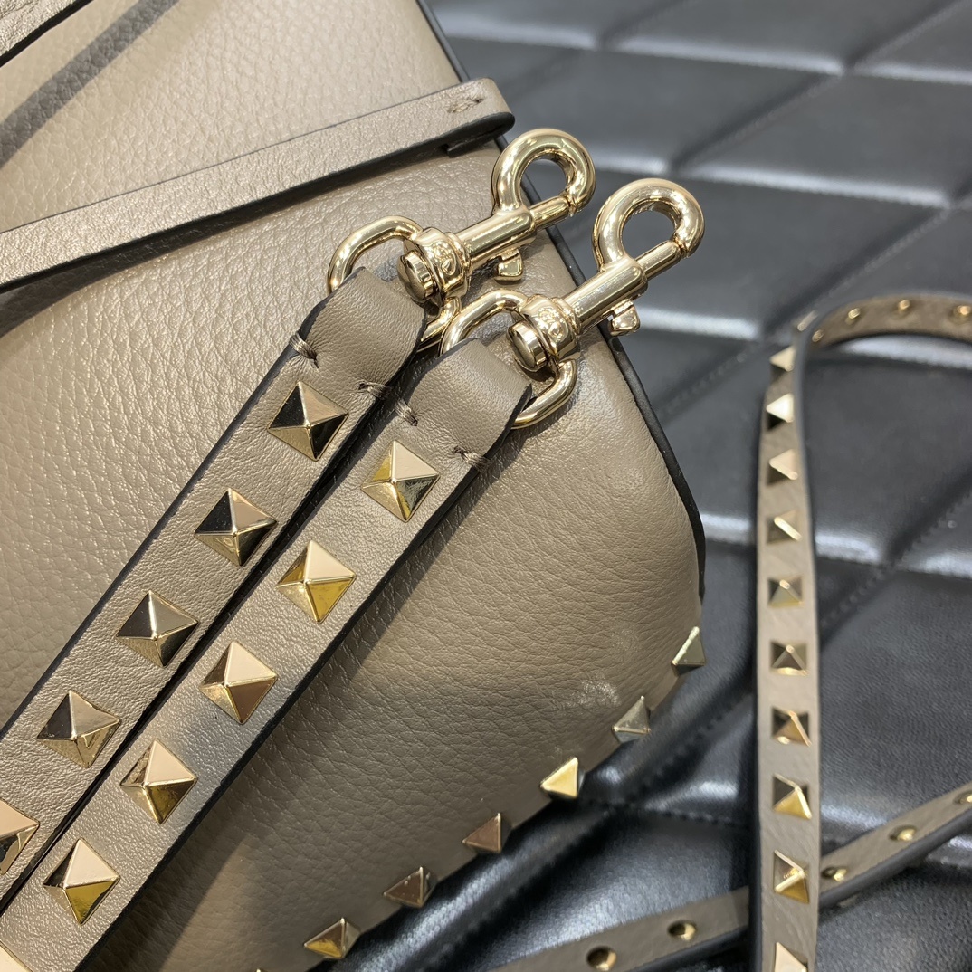 Valentino Garavani Rockstud Bucket Bag in Grey Grainy Calfskin